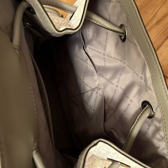 Michael Kors Large Abbey Cargo Bag Backpack Classic Print in White and Grey - Picture 6 of 6